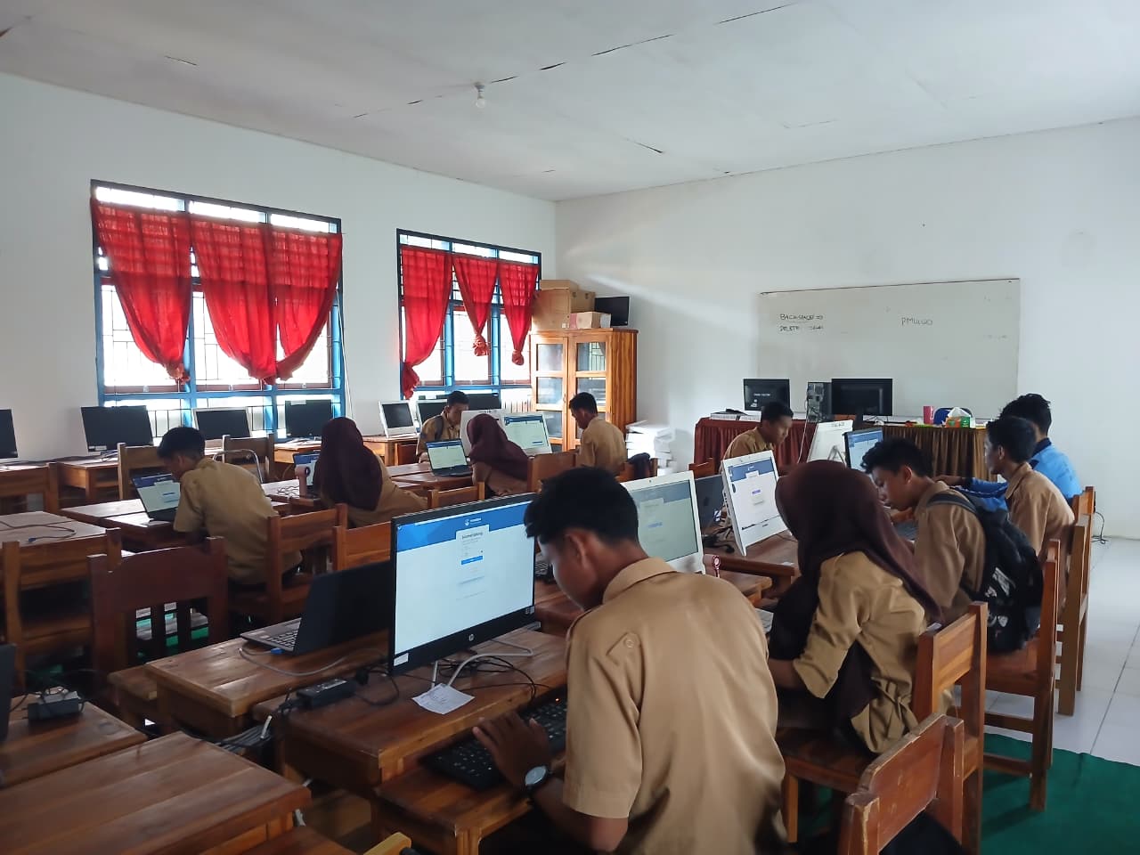 Pelaksanaan Gladi Olimpiade Sains Nasional Tingkat Kabupaten/Kota di SMA Negeri 1 Wawonii Timur Berjalan Lancar